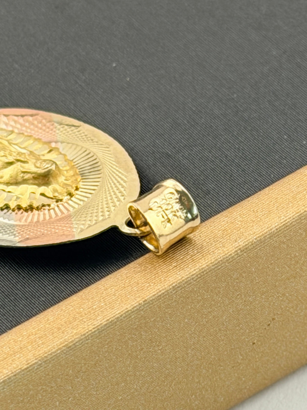 10k gold Virgin Mary pendant - 3 tone gold virgencita | Medallas de oro 10k virgencita