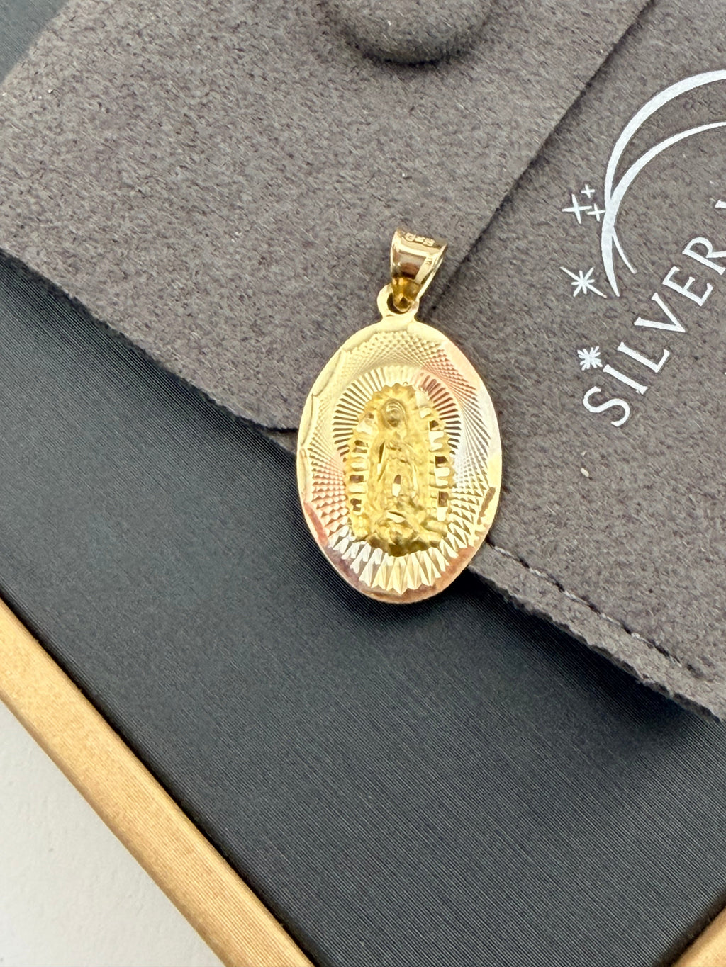 10k gold Virgin Mary pendant - 3 tone gold virgencita | Medallas de oro 10k virgencita